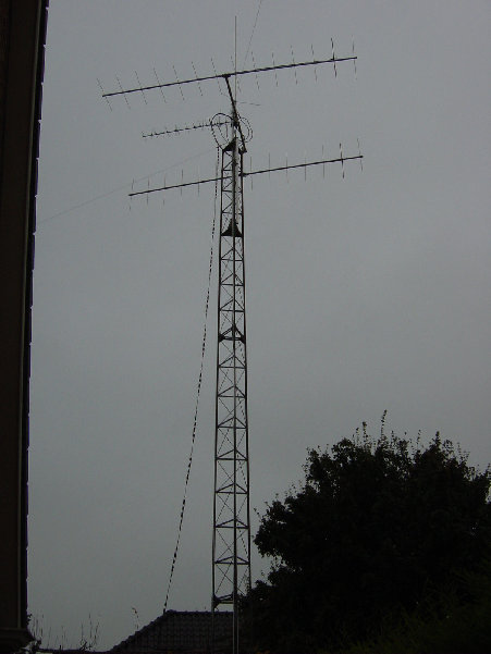 DSC01121.JPG (190.88 KiB) 42528 keer bekeken De VHF/UHF antennes zijn geplaatst