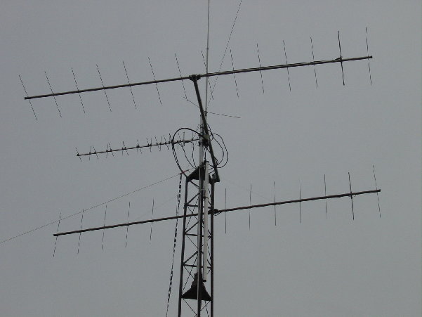 DSC01122.JPG (758.88 KiB) 42538 keer bekeken Zo hangen de antennes dus