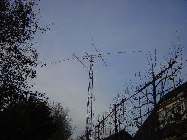 DSC01128.JPG (828.67 KiB) 42553 keer bekeken En zo staat het er nu bij inclusief de 40meter monoband dipool