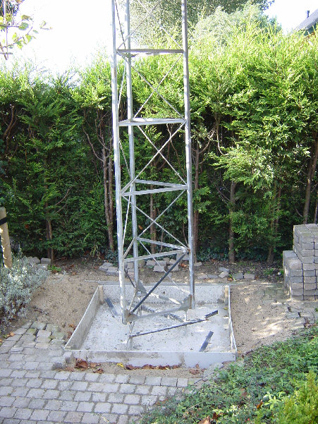 DSC00825.JPG (938.21 KiB) 42523 keer bekeken Het beton is gestort en het eerste deel staat.