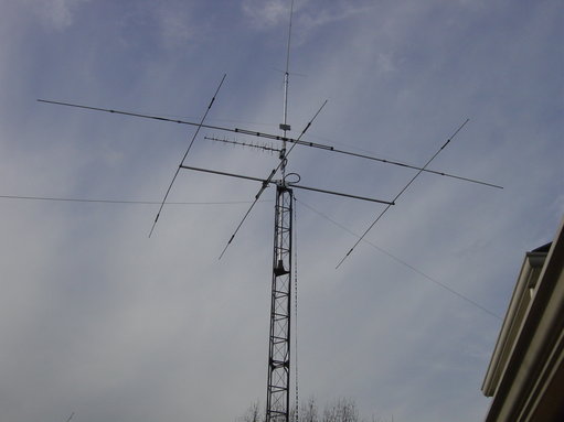 DSC01234.JPG (793.33 KiB) 41615 keer bekeken Zelfde mast andere antenne's