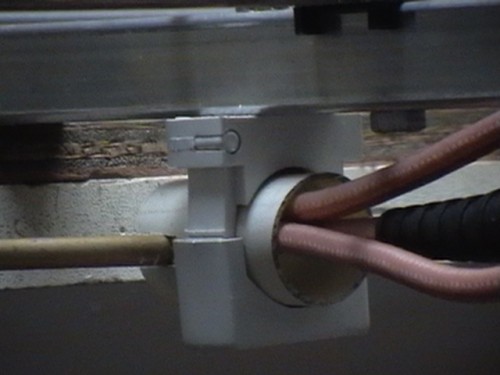 IMGA1825.JPG (101.39 KiB) 184320 keer bekeken Tip: Een OBO zadel kan heel mooi als bevestiging dienen aan de boom. De dipool-balun kun je vastmaken in een stukje PVC buis en die kun je volgieten met thermische lijm bijvoorbeeld (in ieder geval niet geleidend).